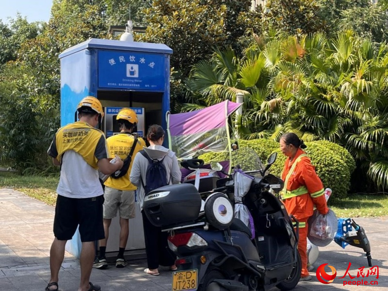 9月5日，正在“0011”號便民飲水點排隊接水的市民。周小平攝